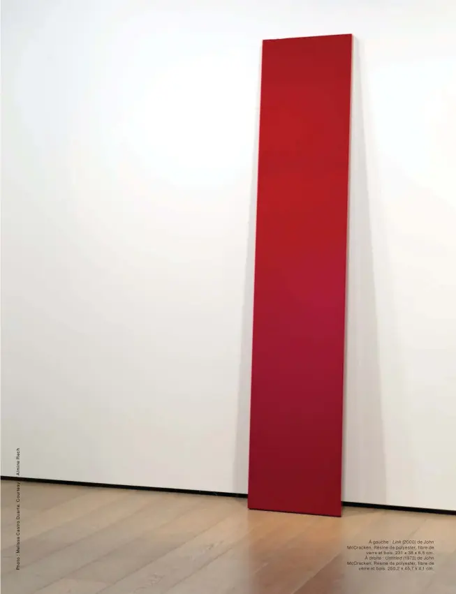  ??  ?? À gauche : Link (2000) de John McCracken. Résine de polyester, fibre de verre et bois. 231 x 38 x 6,5 cm. À droite : Untitled (1972) de John McCracken. Résine de polyester, fibre de
verre et bois. 250,2 x 45,7 x 4,1 cm.