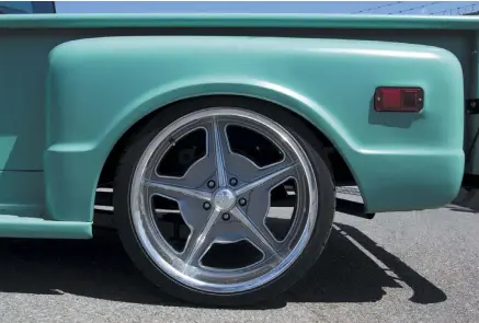  ??  ?? THE GRAY FINISH OF THE BILLET SPECIALTIE­S SPEEDWAY WHEELS PAIRS WELL WITH THE TRUCK’S PAINTJOB.