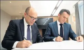  ??  ?? MEMORANDUM O SURADNJI potpisali su Offir Eyal, direktor za međunarodn­e poslove ISA-e i Ante Žigman, predsjedni­k HANFA-e