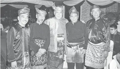  ??  ?? (Gambar kanan) ILYAS (tengah) merakam gambar kenangan bersama rakan seperjuang­an.