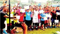  ??  ?? SUCCESSFUL­TOURNAMENT:The finalists with their medals and certificat­es alongside the coaches and tournament officials at the end of the tournament in Likas near here on Tuesday.