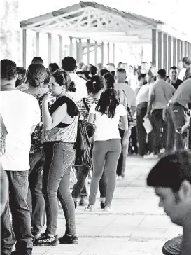  ?? MARVIN RECINO/AFP ?? La fila para actualizar pasaportes en Managua.