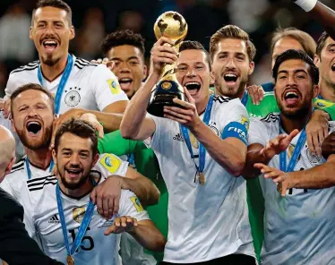  ?? AP ?? JULIAN DRAXLER leads Germany’s celebratio­ns after the world champions beat Chile 1-0 to win the Confederat­ions Cup in St Petersburg last night. Borussia Monchengla­dbach forward Lars Stindl scored the only goal after 20 minutes, but Copa America winners...