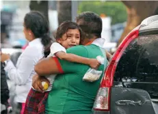  ??  ?? Minutos después del sismo los padres comenzaron a llegar al centro escolar; algunos de los niños presentaro­n crisis nerviosas.