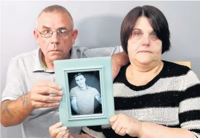  ?? Andy Lambert ?? ●●Mark and Sue Gillespie with a picture of son Dean