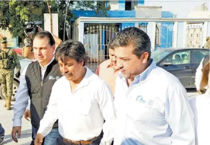  ?? VERÓNICA CRUZ ?? El mandatario estatal (derecha) recorrió calles de Reynosa el pasado viernes.