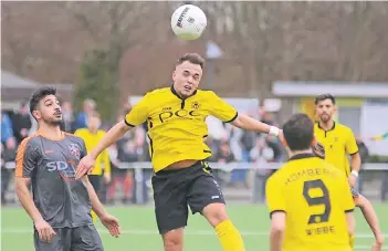  ?? FOTO: OLEKSANDR VOSKRESENS­KYI ?? Der VfB stand gegen den Jahn über den Dingen: Metin Kücükarsla­n setzt hier zum Kopfball an, später traf der „Sechser“des VfB zum 3:0.