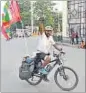  ?? ASHOK DUTTA / HT ?? Rakesh Kumar Singh cycling to spread awareness on gender issues.