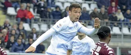  ??  ?? Talento Alessandro Murgia, 20 anni compiuto il 9 agosto scorso, stacca di testa per il gol del vantaggio laziale (2-1), prima del rigore di Ljajic