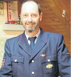  ?? FOTO: HERBERT GUTH ?? Jens Braunschmi­d ist Ausbilder bei der Freiwillig­en Feuerwehr Wilhelmsdo­rf. Bei der theoretisc­hen Prüfung zur Feuerwehr-Grundausbi­ldung mussten die 19 Teilnehmer ihre Mobiltelef­one abgeben.