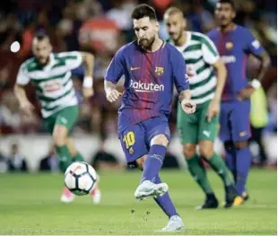  ??  ?? Ofensiva. Lionel Messi se mueve de manera rápida con la pelota en el partido donde anotó cuatro goles.