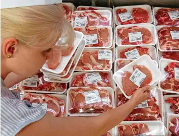  ?? Symbolfoto: Patrick Pleul, dpa ?? Wie billig kann Fleisch sein? Das Thema beschäftig­t nicht nur die Menschen in der Region.
