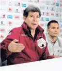  ?? FMAYELA LÓPEZ ?? Evaristo Coronado presentó a Jairo Arrieta, la última llegada al club saprissist­a.