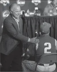  ?? NWA Democrat-Gazette file photo ?? COACHING FRATERNITY: LSU baseball coach Paul Mainieri pats Arkansas coach Dave Van Horn on the back after accepting the National College Baseball Writers Associatio­n Coach of the Year award in June 2015. Mainieri’s Tigers and Van Horn’s Razorbacks...