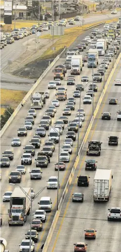  ?? William Luther / Staff file photo ?? Southbound vehicles fill all the lanes of Interstate 35 as they cross the Cibolo Creek bridge near San Antonio.