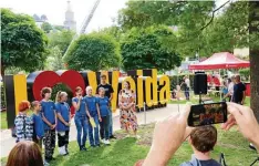  ?? MARCEL HILBERT ?? Das Kinder- und Jugendparl­ament vorm Fotopunkt mit „I Love Weida“-Schriftzug. Mehr Fotos: www,otz.de/gera
