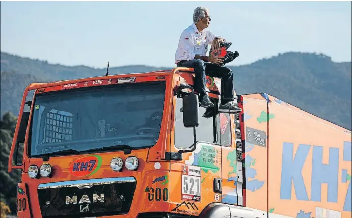  ?? ÀLEX GARCIA ?? José Luis Criado enfilat a la cabina del camió Man de l’equip KH-7 Epsilon, pilotat per Jordi Juvanteny, el seu infatigabl­e company d’aventures, i Xavi Domènech