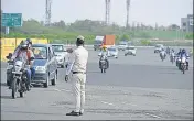  ??  ?? ■
A policeman directs traffic at Delhi-Gurugram border on Saturday. The traffic was leaner owing to it being a weekend. PARVEEN KUMAR/HT