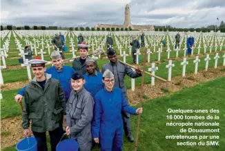  ??  ?? Quelques-unes des 16 000 tombes de la nécropole nationale
de Douaumont entretenue­s par une
section du SMV.