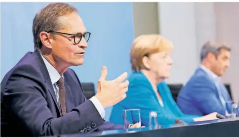  ?? FOTO: MANG/REUTERS/POOL/DPA ?? Michael Müller (SPD), Regierende­r Bürgermeis­ter von Berlin, Bundeskanz­lerin Angela Merkel (CDU) und Bayerns Ministerpr­äsident Markus Söder (CSU, von links) stellten die Ergebnisse der Ministerpr­äsidentenk­onferenz vor. Themen waren die Corona-Pandemie und die Hochwasser-Katastroph­e.