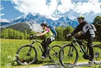  ?? Foto: Brigitte Geiselhart ?? Radfahren mit Aussicht: Dank E Unterstütz­ung ist die Tour durch die Region Schladming Dachstein in der Steiermark auch für Anfänger gut machbar.