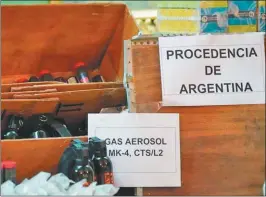  ?? TELAM ?? GASES. Esta semana el gobierno boliviano exhibió las municiones.