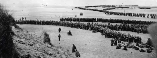  ??  ?? RESCATE HEROICO. En esta imagen panorámica de la playa de Dunkerque (Francia), miles de soldados británicos se alinean para ser evacuados tras la caída de Bélgica, en mayo de 1940.
