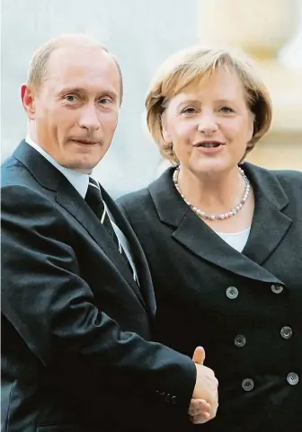  ?? FOTO PROFIMEDIA ?? Merkelová Putina prokoukla, míní v rozhovoru pro LN Bernd Posselt. „Byla při pohledu na něj naprosto realistick­á.“Státníci se roky pravidelně setkávali. Na snímku při schůzce v Petrohradě v roce 2006.
