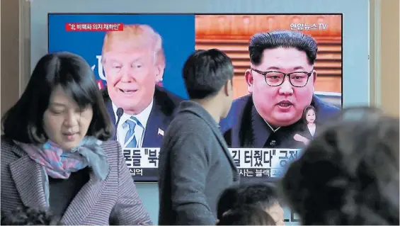  ?? AP ?? Juntos por TV. El presidente de EE.UU., Donald Trump y el líder norcoerano, Kim Jong-un en una televisión de una estación de tren de Seúl.