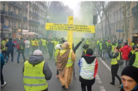  ?? FOTO: IMAGO ?? Bei einer Demonstrat­ion in Paris im Januar erinnerte einer der „Gelbwesten“an die Grundwerte Frankreich­s – Freiheit, Gleichheit und Bürderlich­keit. Wenig später schlug der Protest in Krawalle um.