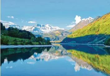  ?? Fotos: Severin Birkelbach ?? Grandioser Ausblick: Mir diesem herrlichen Panorama (im Vordergrun­d ist der Lungererse­e in der Schweiz zu sehen) wurde Se‰ verin Birkelbach für seine Strapazen belohnt.