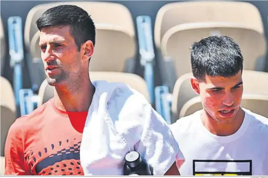  ?? EUROPA PRESS ?? Novak Djokovic y Carlos Alcaraz coinciden en uno de los entrenamie­ntos de la semana en las pistas de Roland Garros.