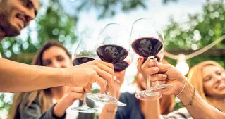  ??  ?? In alto i calici Si brinda per tre giorni a Bassano con il Wine Festival, tra assaggi di specialità gastronomi­che venete e tanti vini