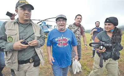  ??  ?? Rodrigo Londoño (c), líder de las FARC. Según el Tribunal Especial, el 12% de los secuestrad­os desapareci­eron o fueron asesinados.