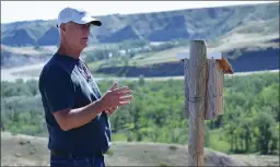  ?? Photo by Barb Glen ?? Jim Leith explaining bluebird box.