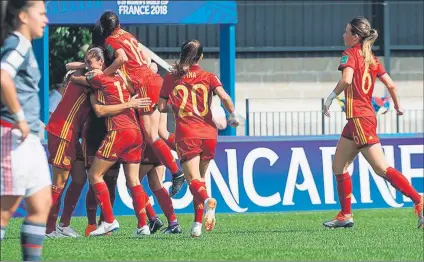  ??  ?? Las jugadoras de la selección española celebran uno de los cuatro goles a Paraguay. Hoy toca un dífícil compromiso ante Japón FOTO: EFE