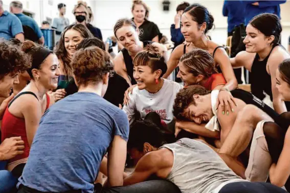  ?? Salgu Wissmath/The Chronicle ?? S.F. Ballet dancers give a group hug to choreograp­her Yuka Oishi, after rehearsing her piece for S.F. Ballet's next@90 festival.