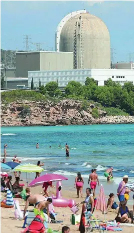  ?? EFE ?? La central nuclear de Vandellós desde la playa de la Almadraba (Tarragona)