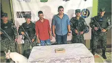  ??  ?? DETENIDOS. Los dos expolicías fueron capturados en un operativo conjunto realizado por varias agencias de seguridad del Estado.