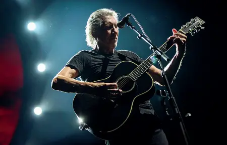  ??  ?? Impegno Roger Waters durante il concerto di Padova nel 2013