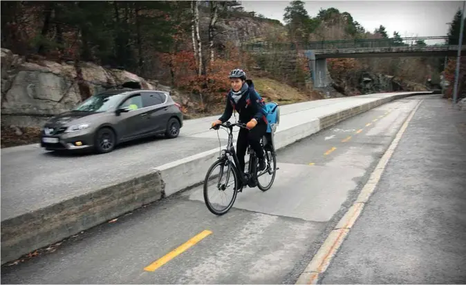  ?? FOTO: KJETIL REITE ?? Marianne Sjuls er en av innbyggern­e på Gimlekolle­n som har skaffet seg elsykkel. Elsykkelen fører til at flere kan bytte ut bil med sykkel.