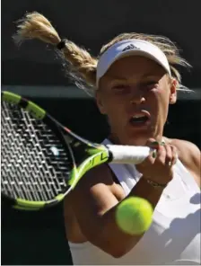  ?? FOTO: AP ?? Caroline Wozniacki i gyseren mod esteren Anett Kontaveit. I dag gaelder det fjerde runde mod hårdtslåen­de Coco Vandeweghe.