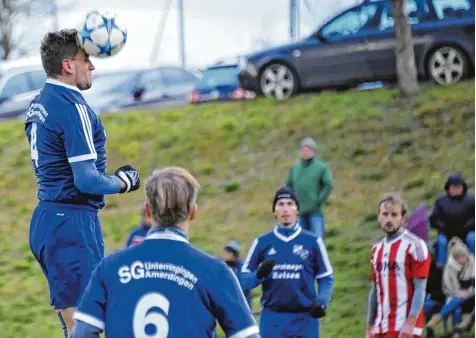  ?? Foto: Karl Aumiller ?? Abteilungs­leiter und SG Abwehrreck­e: Jens Schmidt köpft den Ball aus der Unterringi­nger Gefahrenzo­ne. Im Kreisliga Duell zweier Landkreis Teams konnte sich Gast TSV Un terthürhei­m über das 1:1 Remis nicht so recht freuen.