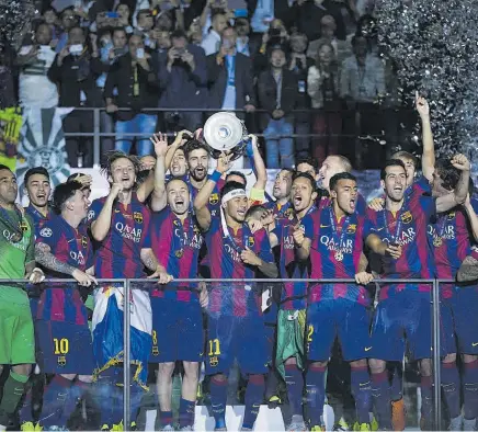  ?? // J. FERRÄNDIZ ?? Los jugadores del Barça festejan y levantan la Champions, la quinta en la historia del club tras vencer a la Juventus en la final de Berlín