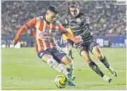  ?? IMAGO7 ?? EQUILIBRIO. Fernando Beltrán dio a las Chivas serenidad en el mediocampo y contuvo los ataques de San Luis.