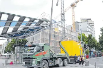  ?? FOTO: ANDREAS BRÜCKEN ?? Steinle Wohnbau ist insolvent, die Baustelle am Petrusplat­z wird geräumt