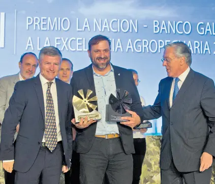  ??  ?? Julio Saguier (S.A. La Nación), Claudio Soumoulou (ACA) y Sergio Grinenco (Galicia)