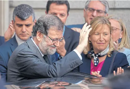  ?? Oscar del pozo/afp ?? Destituido, Rajoy saluda a sus simpatizan­tes al retirarse ayer del Congreso