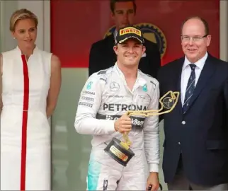  ?? (Photo Cyril Dodergny) ?? Nico Rosberg entouré du couple princier, le jour de son deuxième sacre à Monaco – sur trois –, en .