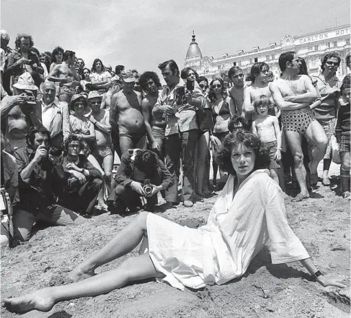  ?? Ralph Gatti/afp ?? Sylvia Kristel, protagonis­ta da franquia “Emmanuelle”, durante o Festival de Cannes em 1977